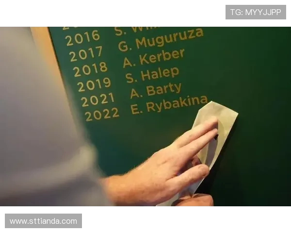 围绕传奇足球运动员成长轨迹与赛场荣耀故事的全面深度解析报道集